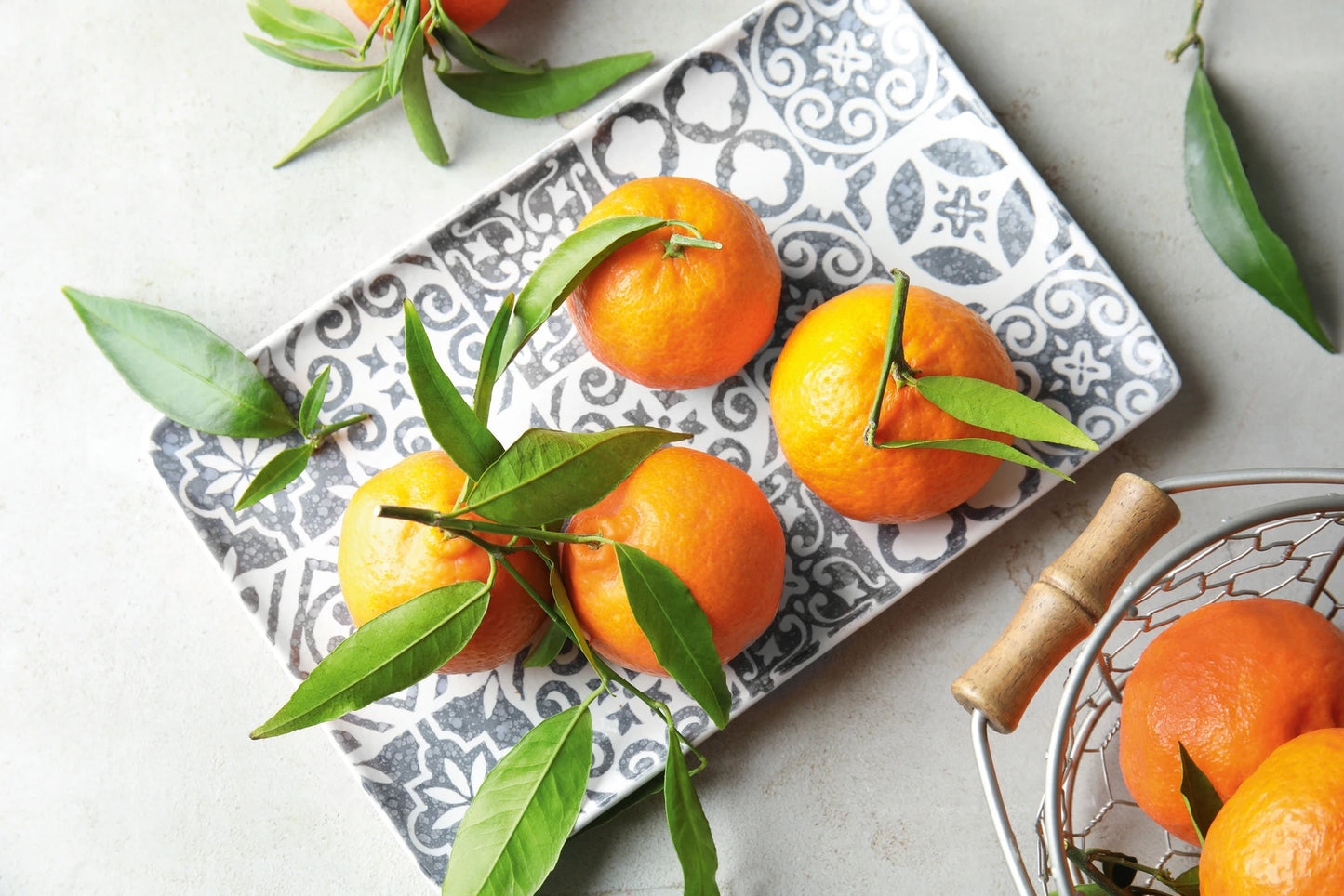 Frische Orangen mit Blättern auf Keramikteller – natürliche Deko für Raumduft Orange