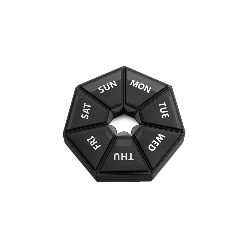 Runde pillenbox mit sieben faechern, geschlossen, mit tagesbeschriftung von montag bis sonntag.