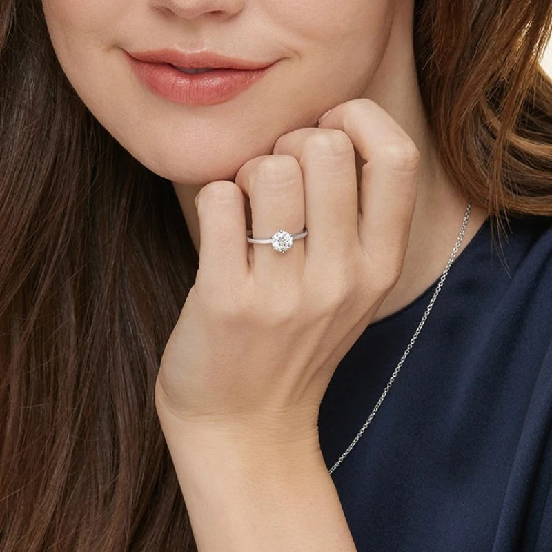 Verlobungsring aus 14K Weißgold mit rundem Labordiamant an der Hand getragen