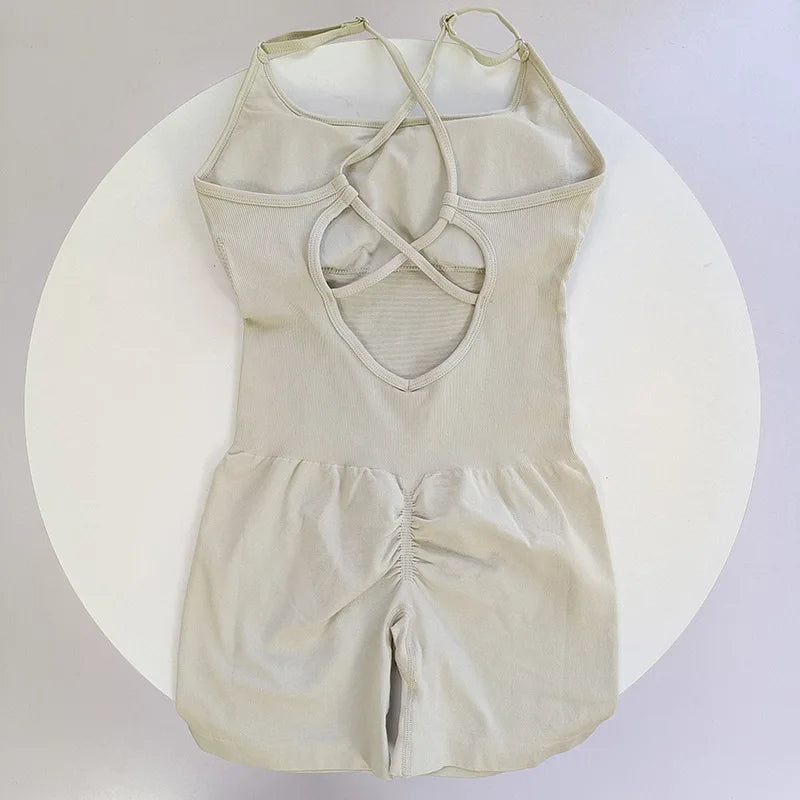 Nahtloser Yoga-Overall in Beige mit gekreuzten Trägern und offenem Rückendesign.