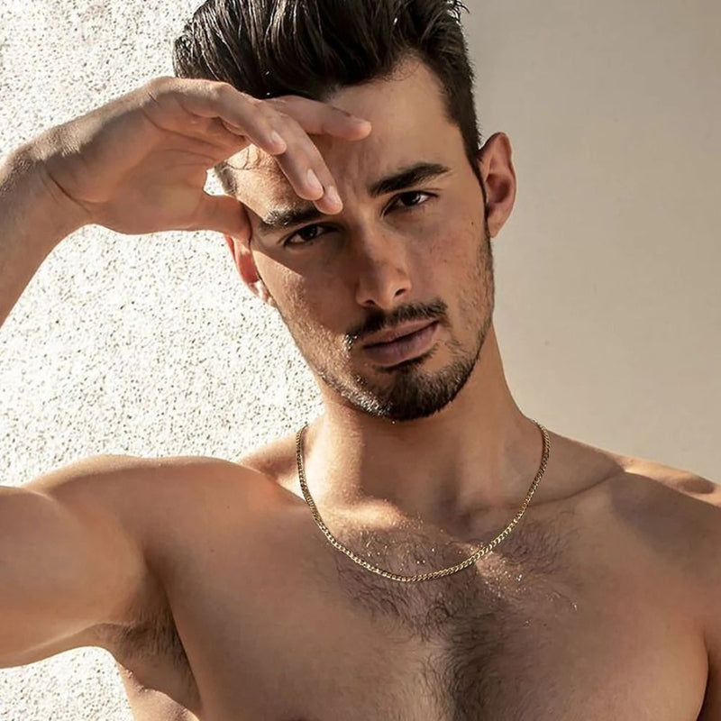 Mann trägt goldene Panzerkette – stilvolles Schmuckstück für Herren mit modernem Look