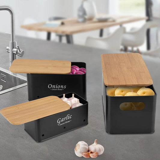 Schwarze Aufbewahrungsboxen für Gemüse mit Bambusdeckeln neben Küchenspüle.