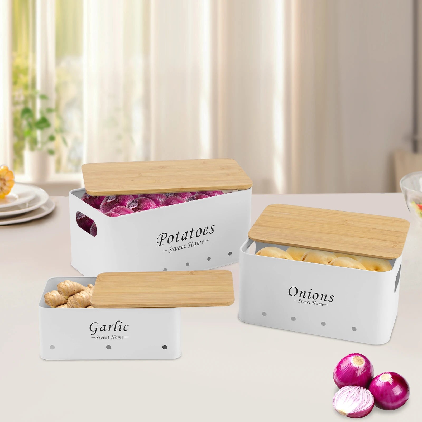 Weiße Aufbewahrungsboxen für Kartoffeln, Zwiebeln und Knoblauch mit Bambusdeckeln auf Tisch arrangiert.