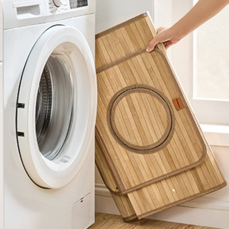Abnehmbarer Bambus-Deckel und Behälter wird neben einer Waschmaschine verstaut