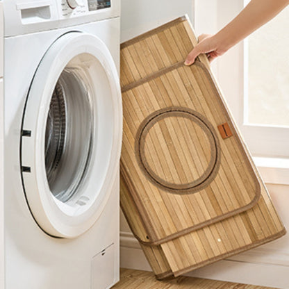 Abnehmbarer Bambus-Deckel und Behälter wird neben einer Waschmaschine verstaut