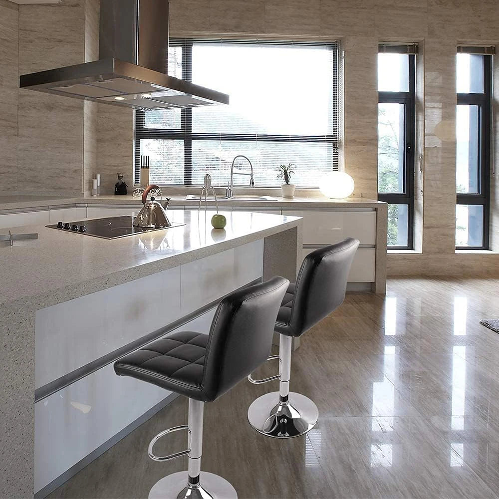 Moderne Barstühle an Kücheninsel – Einsatzbeispiel in heller Designküche mit Kochinsel.