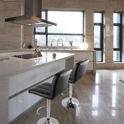 Moderne Barstühle an Kücheninsel – Einsatzbeispiel in heller Designküche mit Kochinsel.