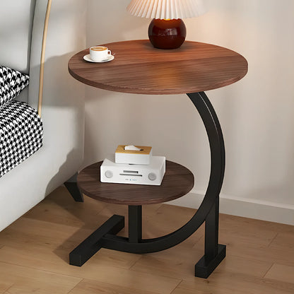 Moderner Beistelltisch mit Holzoptik und schwarzem Metallrahmen neben einem Sofa im Wohnzimmer.