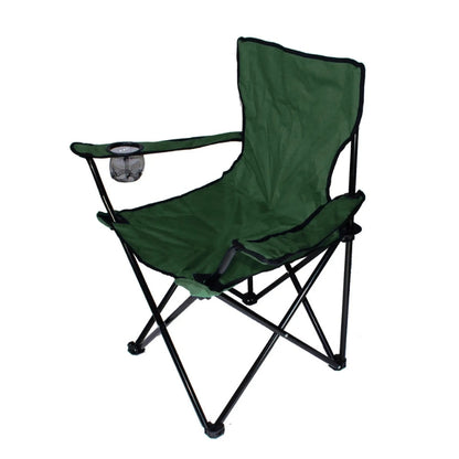 Grüner faltbarer Campingstuhl mit robustem Metallrahmen und Getränkehalter.