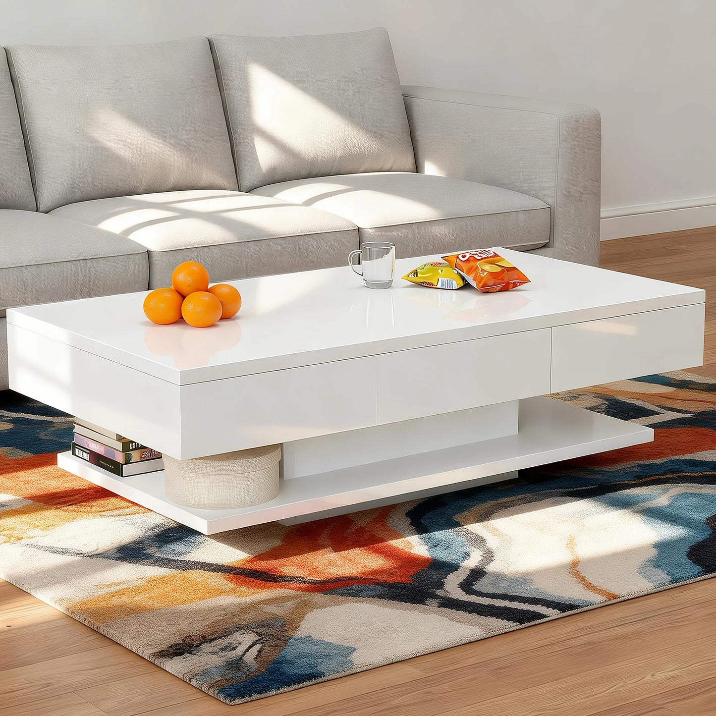 2-stufiges Design des weißen Couchtisches mit zusätzlicher Ablagefläche für mehr Stauraum.