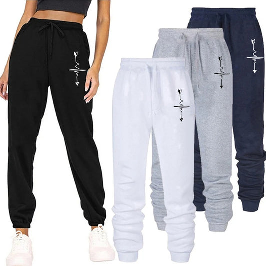 Damen Jogginghosen in Schwarz, Weiß, Grau und Navy mit Herz-Pfeil-Print, Modellfoto
