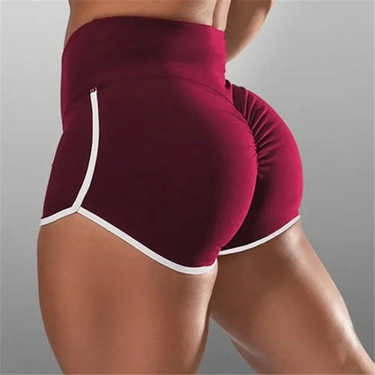 Bordeauxrote Damen Sport Shorts mit Scrunch Butt Effekt in Rückansicht.
