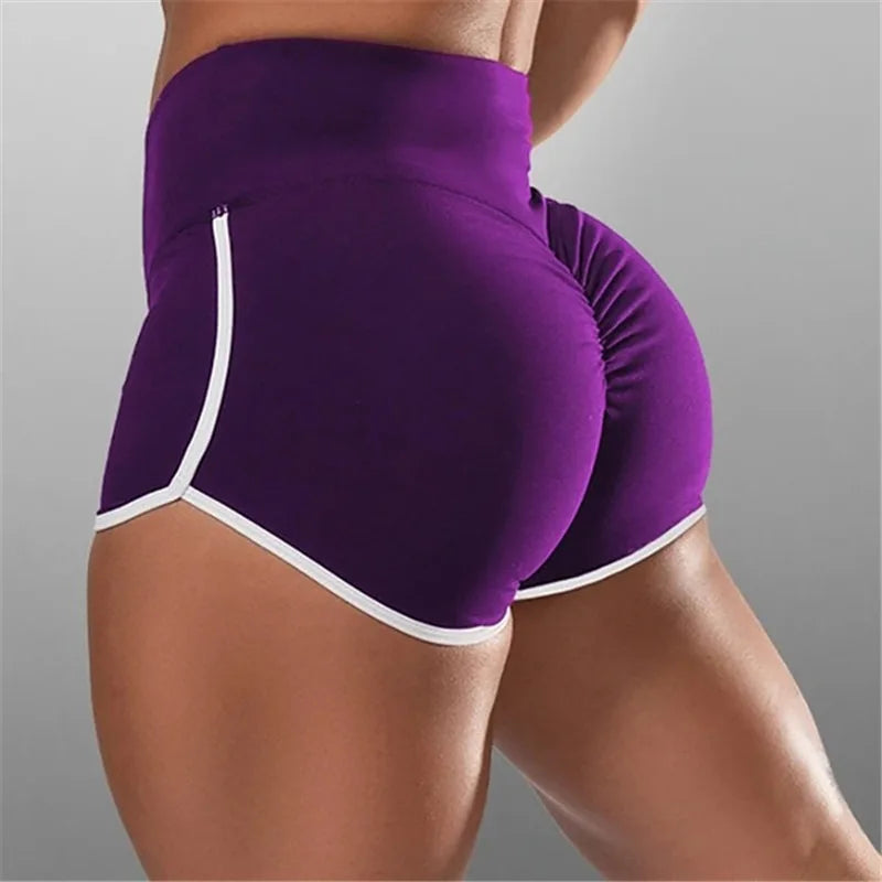 Lila Damen Sport Shorts mit Scrunch Butt Effekt in Rückansicht.
