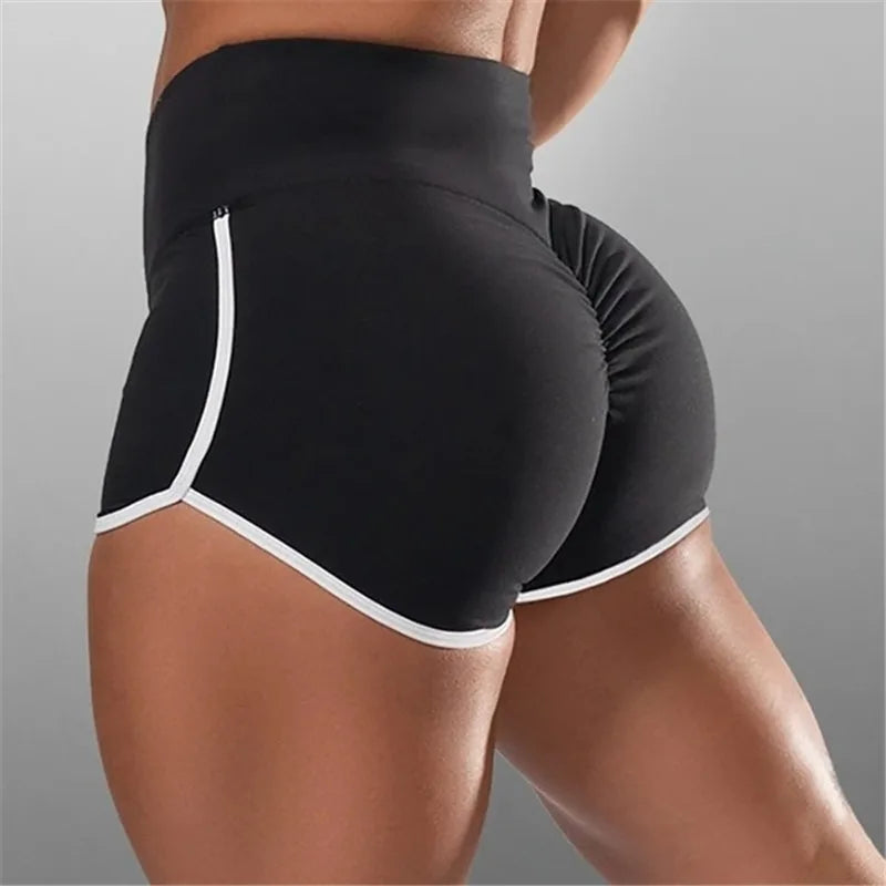 Schwarze Damen Sport Shorts mit Scrunch Butt Effekt in Rückansicht.