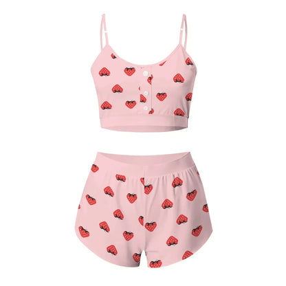 Damen Zweiteiler in Rosa mit Erdbeer-Print, bestehend aus Trägertop mit Knopfleiste und passenden Shorts.