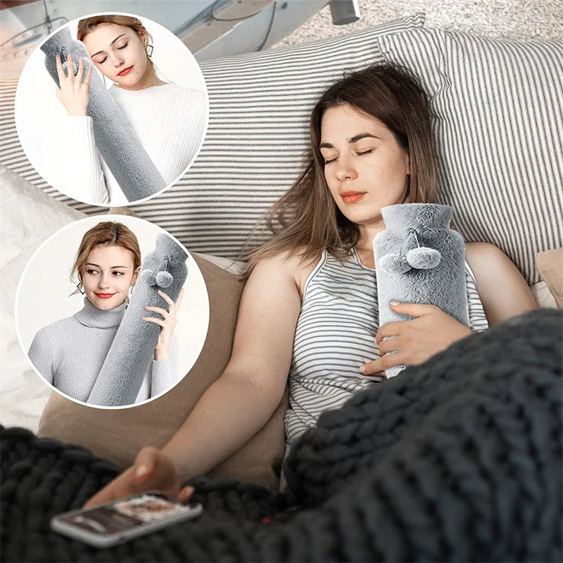 Frau entspannt auf dem Sofa mit einer extra langen Wärmflasche im grauen Plüschbezug.