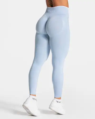 Hellblaue Fitness-Leggings in Rückansicht mit figurbetonter Passform und hohem Bund vor weißem Hintergrund.