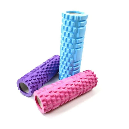 Set aus drei Foamroller-Massagerollen in Blau, Lila und Pink – freigestellt auf weißem Hintergrund.