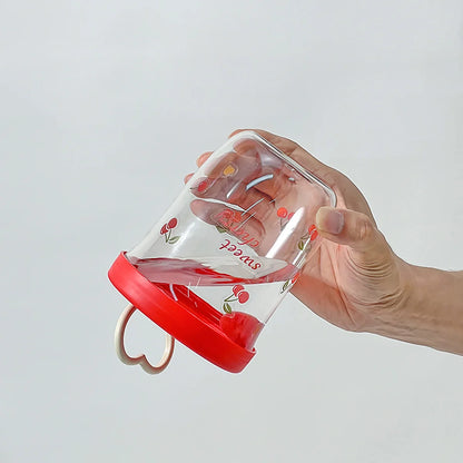 Auslaufsicherer Frühstücksbecher – gekippt gehalten ohne Flüssigkeitsaustritt.