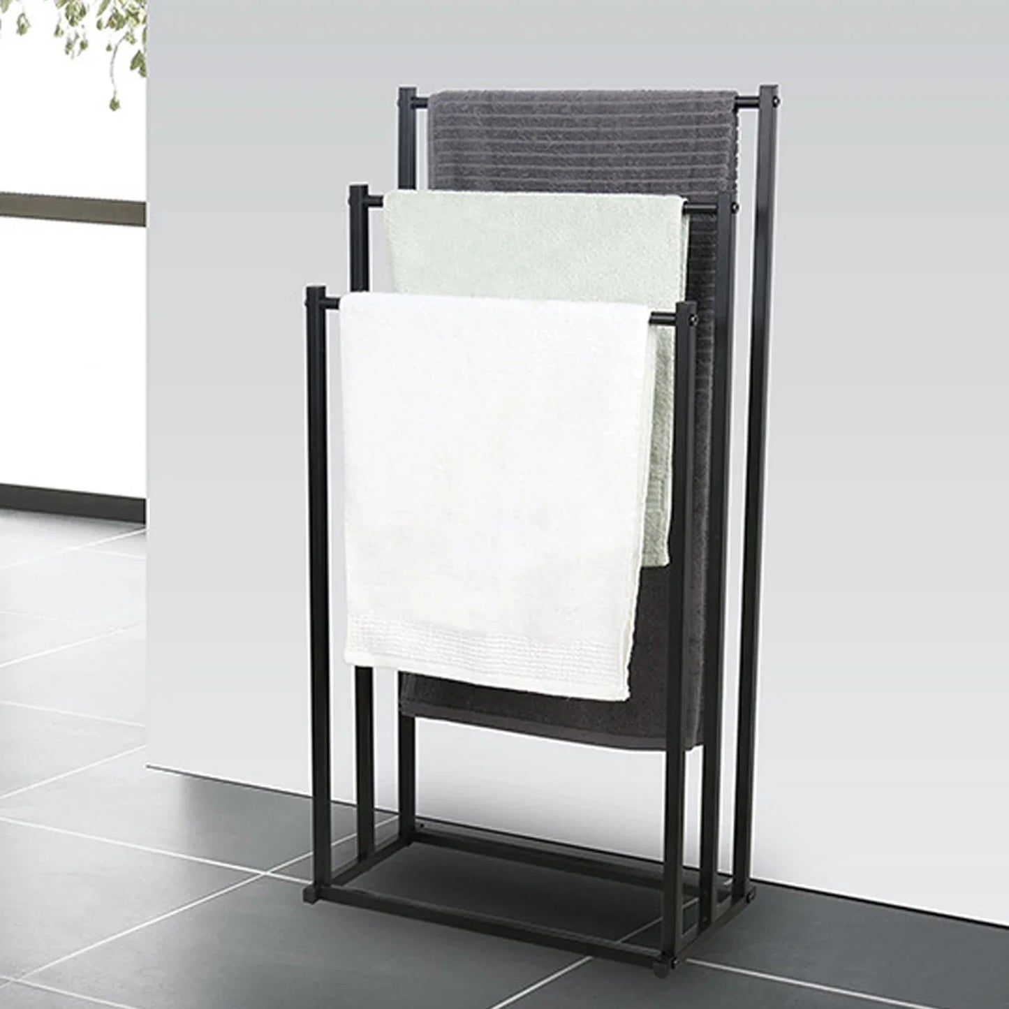 Freistehender Handtuchhalter mit drei Stangen – platzsparende Aufbewahrung für Bade- und Handtücher im Badezimmer.