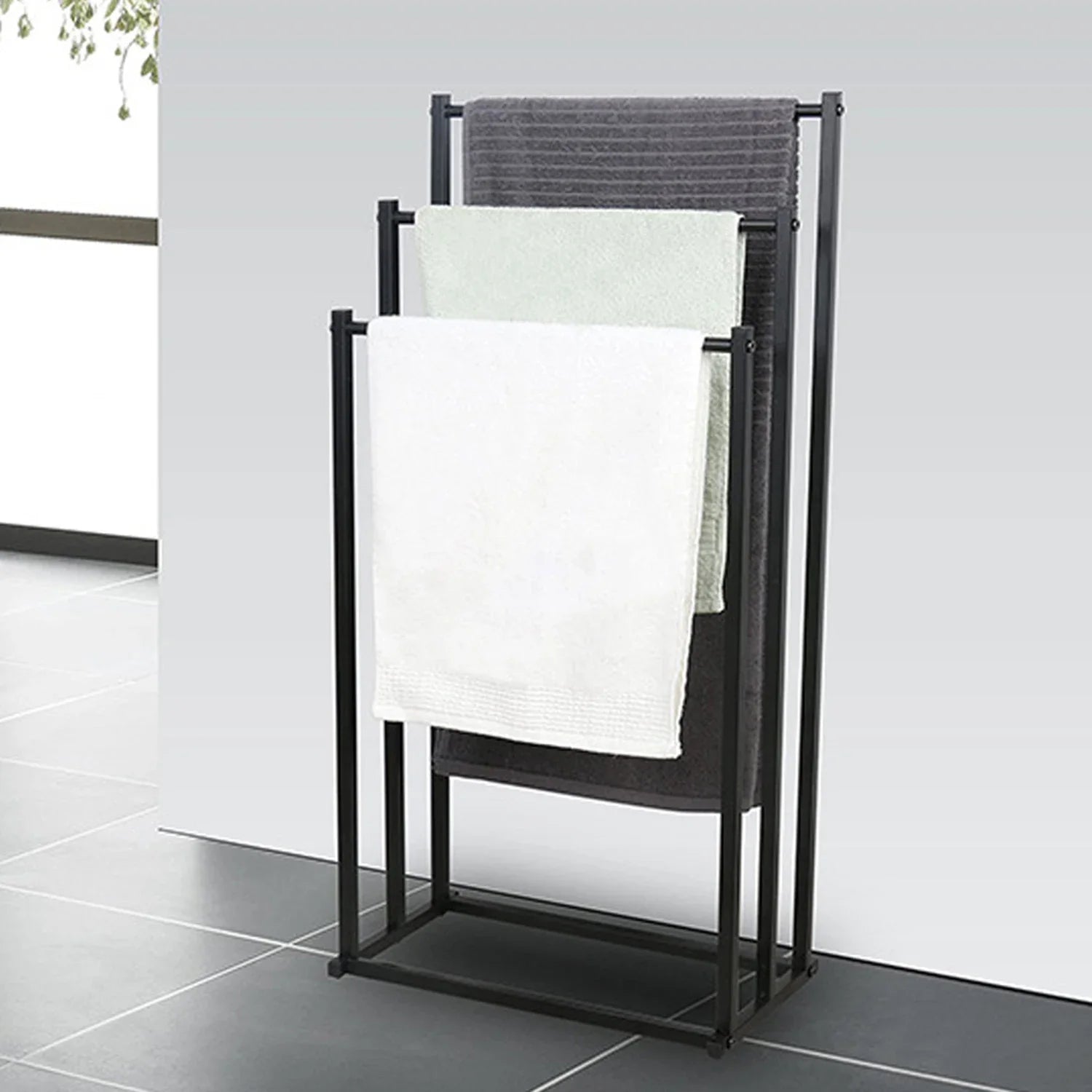 Freistehender Handtuchhalter mit drei Stangen – platzsparende Aufbewahrung für Bade- und Handtücher im Badezimmer.