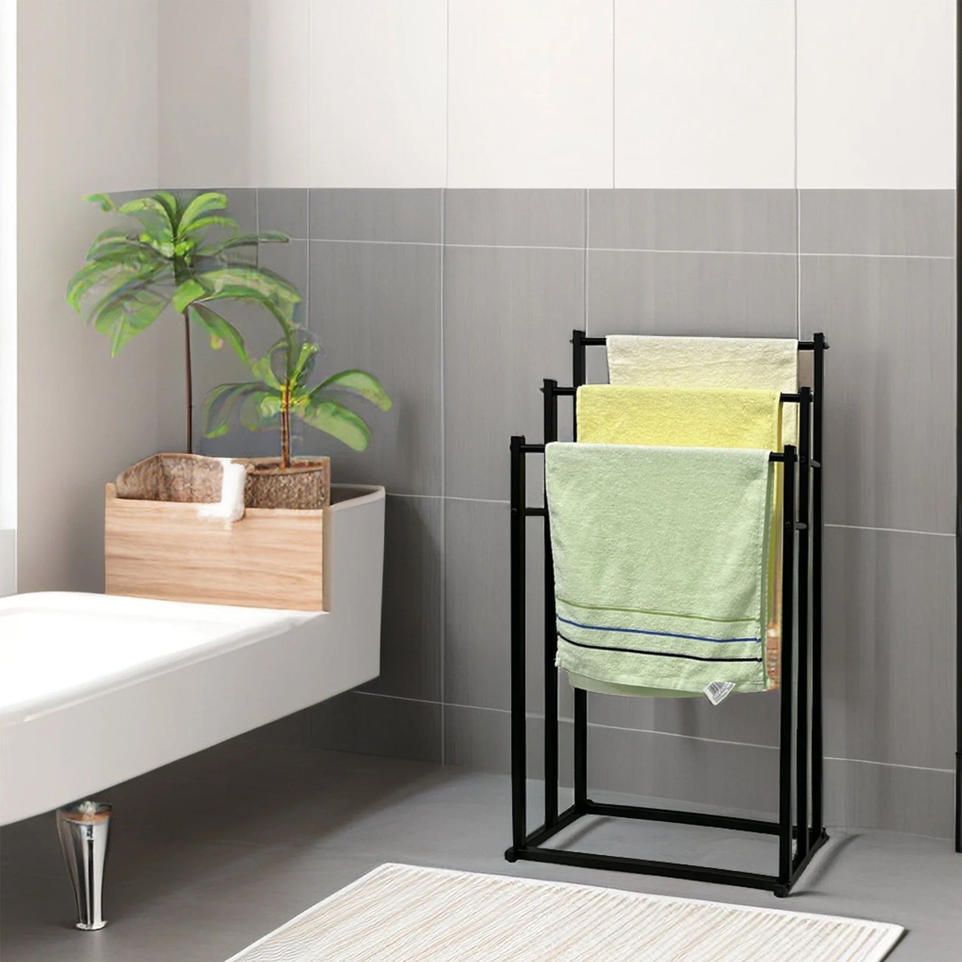 Moderner freistehender Handtuchhalter im Badezimmer mit mehreren Handtüchern in abgestuften Höhen.