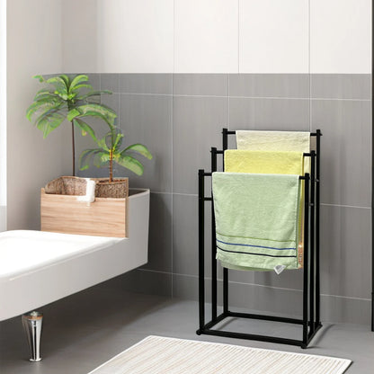 Moderner freistehender Handtuchhalter im Badezimmer mit mehreren Handtüchern in abgestuften Höhen.