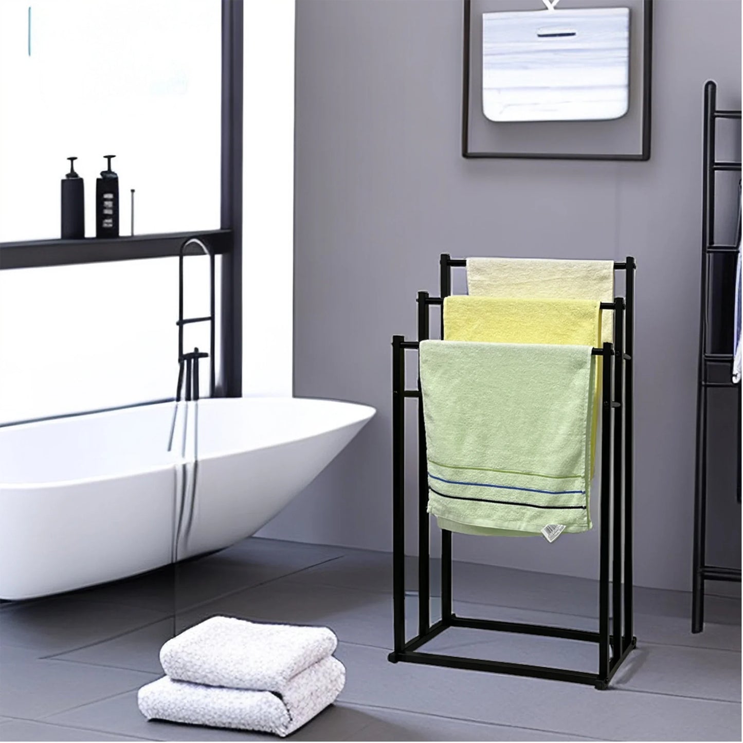 Schwarzer Handtuchhalter im modernen Badezimmer platziert neben einer Badewanne mit gefalteten Handtüchern.