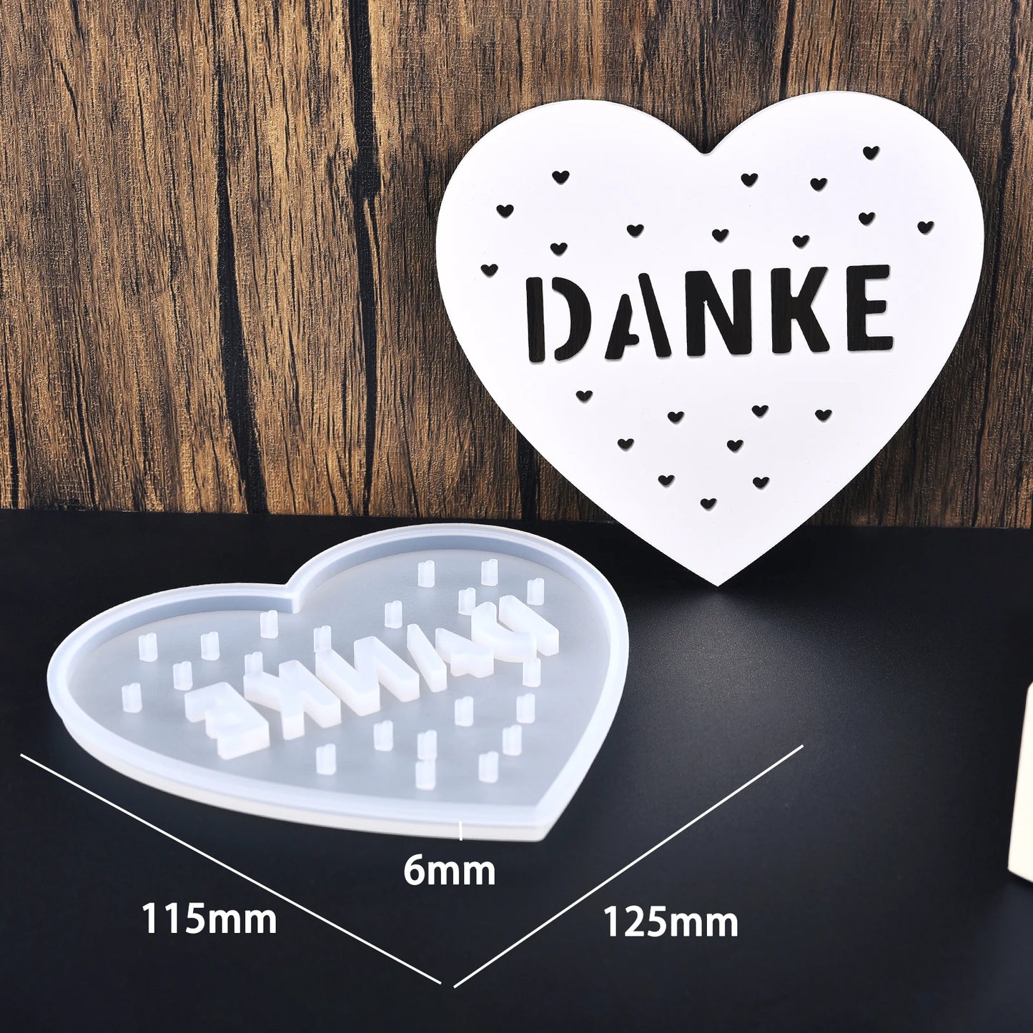 Herz-Silikonform mit Schriftzug DANKE und kleinen Herzlöchern, inklusive Maßangaben