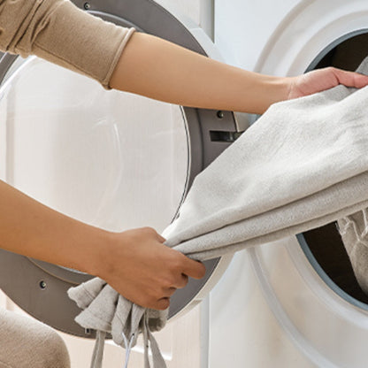 Waschbarer Stoff-Innensack: Beutel wird an der Waschmaschine entnommen