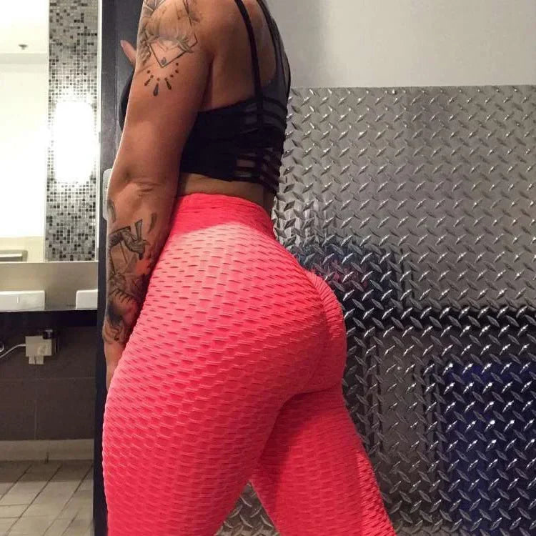Damen Sportleggings in Koralle mit strukturierter Oberfläche und hoher Taille in Umkleide.