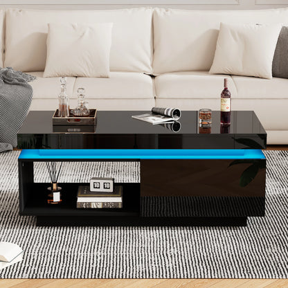 Rechteckiger Couchtisch in Schwarz Hochglanz mit LED-Lichtleiste vor hellem Sofa.