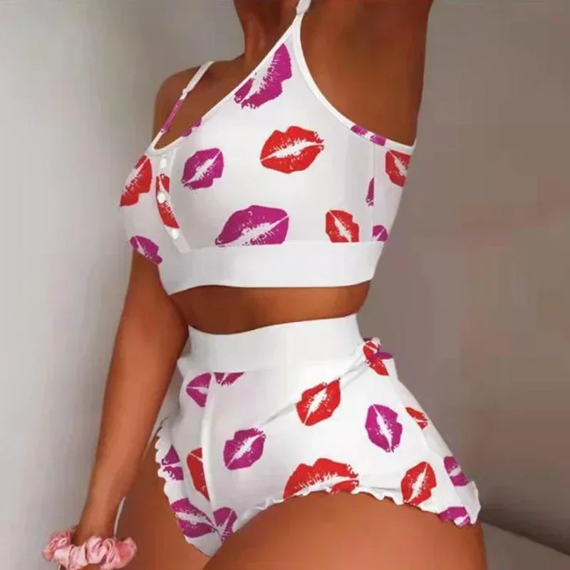 Damen Zweiteiler in Weiß mit roten und lila Lippen-Print, bestehend aus Spaghettiträger-Top und High-Waist-Shorts mit gewelltem Saum.