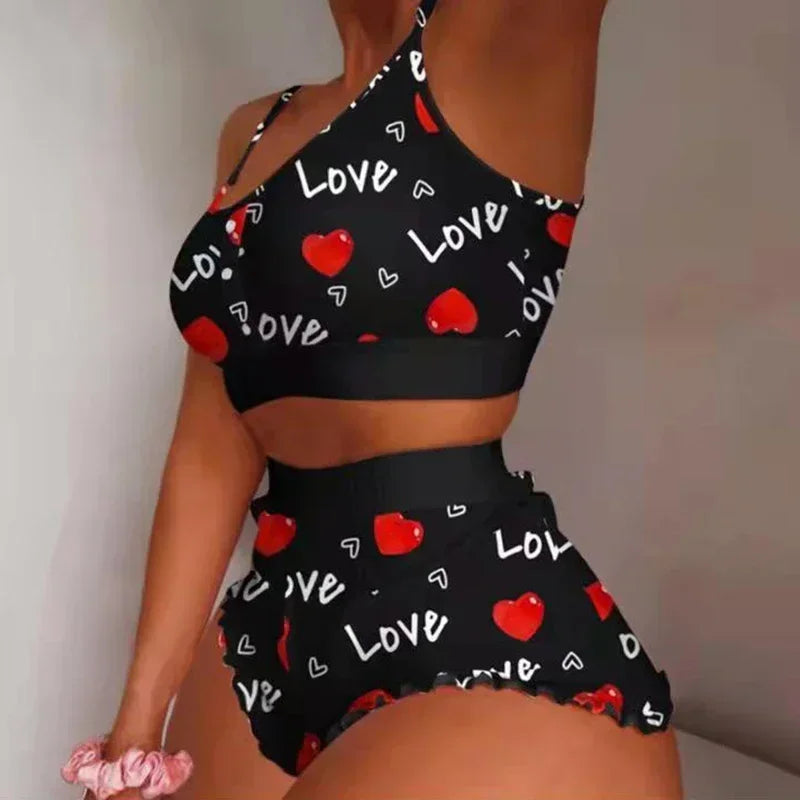 Damen Zweiteiler in Schwarz mit rotem Herz- und „Love“-Print, bestehend aus Trägertop und Shorts.