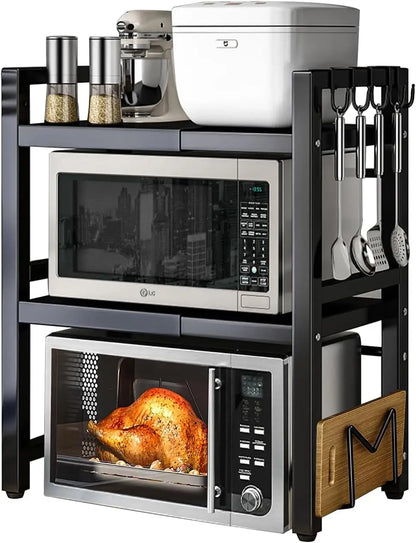 Mikrowellenregal mit Backofen und Mikrowelle, Ofen mit gebratenem Hähnchen.