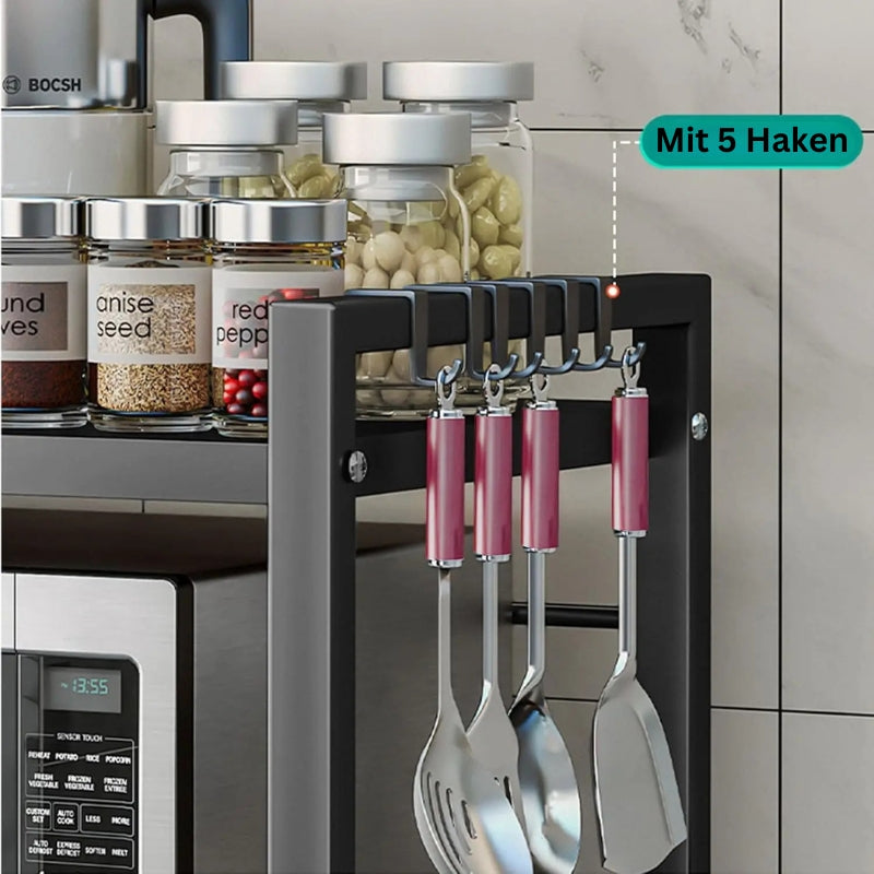 Detailansicht des Mikrowellenregals mit fünf Haken und Gewürzgläsern.