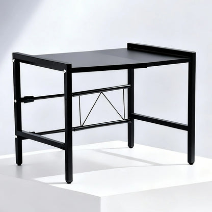 Schwarzes Mikrowellenregal als Studioaufnahme vor hellem Hintergrund.