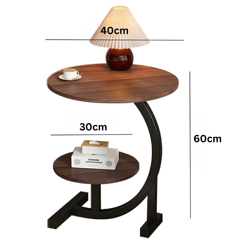 Moderner C-förmiger Beistelltisch mit zwei runden Ablagen und Maßangaben für Höhe und Durchmesser.