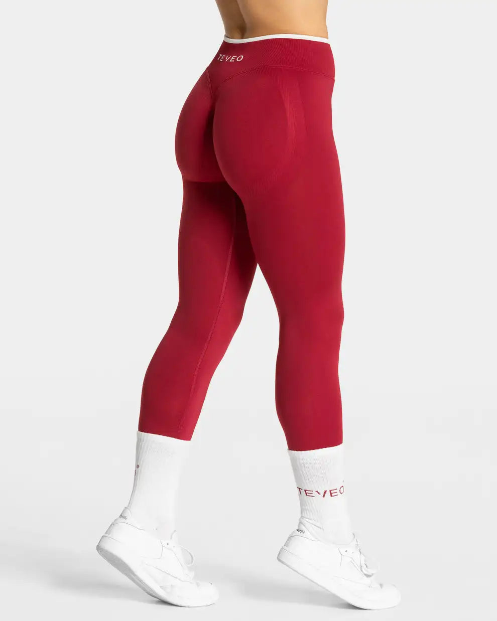 Nahtlose Sportleggings in Rot in Rückansicht an einem Model getragen.