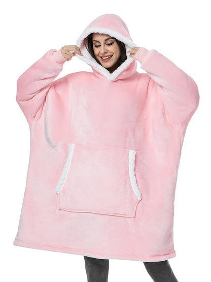 Frau trägt oversized Hoodie Decke in Rosa mit Kapuze und gemütlicher Fronttasche