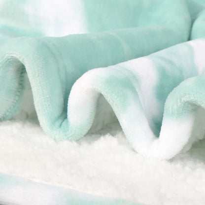 Stoffdetail vom flauschigen grünen Oversized Hoodie