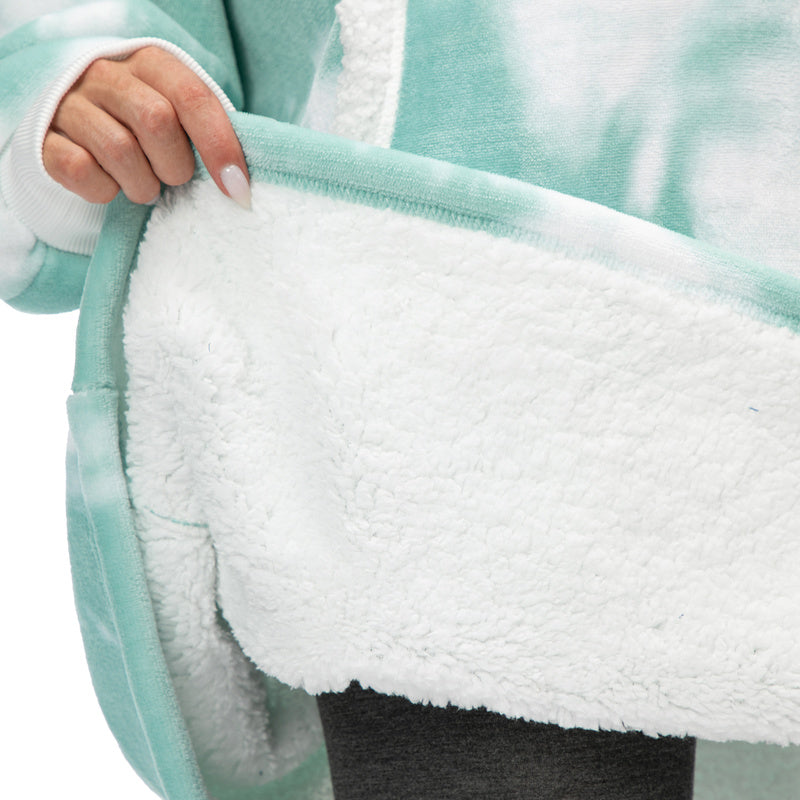 Detailaufnahme vom weißen weichen Futter eines grünen Oversized Hoodies