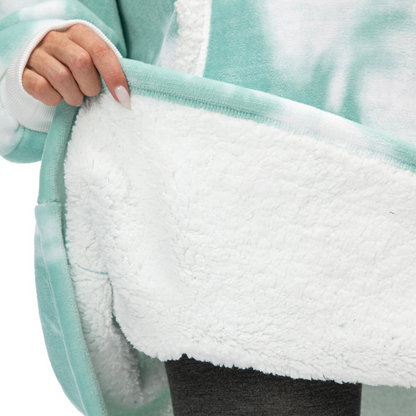 Detailaufnahme vom weißen weichen Futter eines grünen Oversized Hoodies