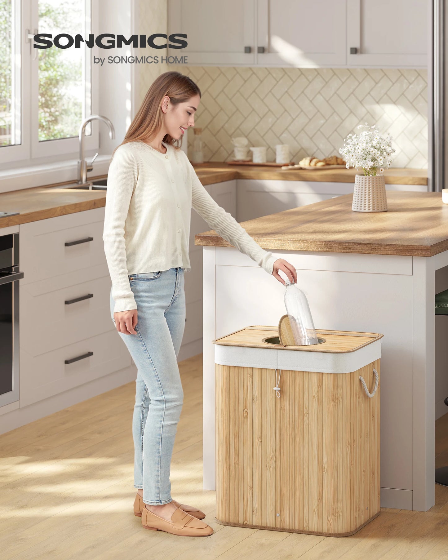 Pfandflaschen-Sammelbehälter aus Bambus in moderner Küche mit Einwurföffnung