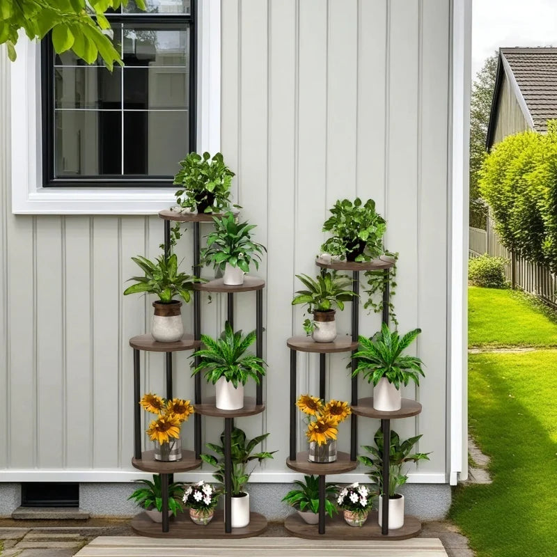 Mehrstufiges Pflanzenregal für Terrasse oder Hauswand im Außenbereich.