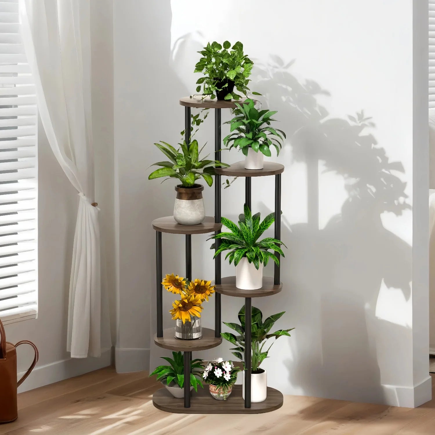 Modernes Eck-Pflanzenregal mit mehreren Ebenen für Wohnraum oder Wintergarten.