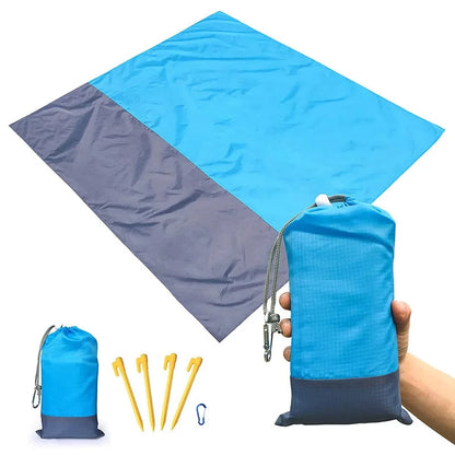 Wasserdichte Picknickdecke mit Tragetasche, Befestigungsheringen und Karabinerhaken für unterwegs.