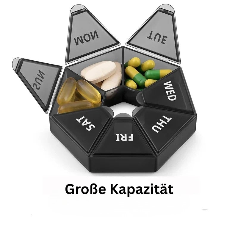 Runde pillenbox mit sieben faechern fuer eine woche, offen dargestellt mit tabletten und kapseln.