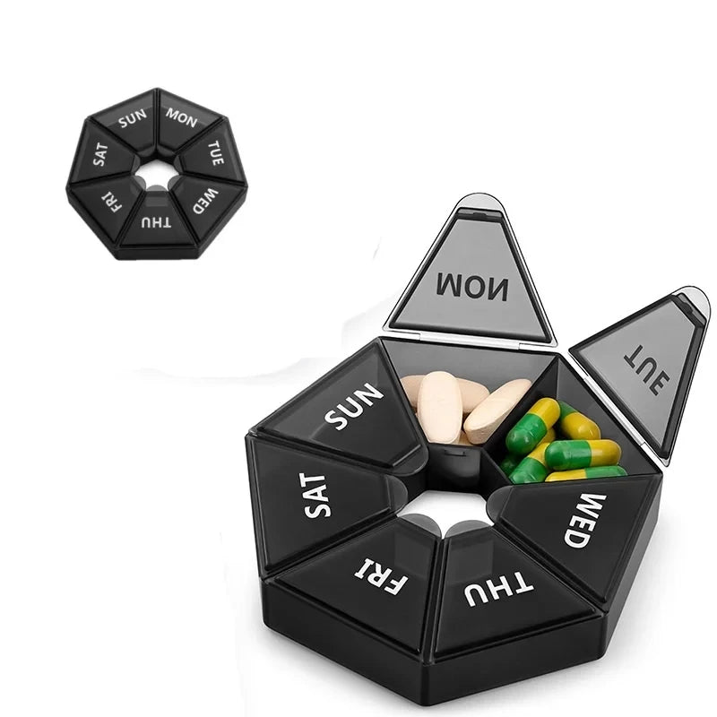 Geoeffnete runde pillenbox mit mehreren faechern und sichtbar eingelegten tabletten.