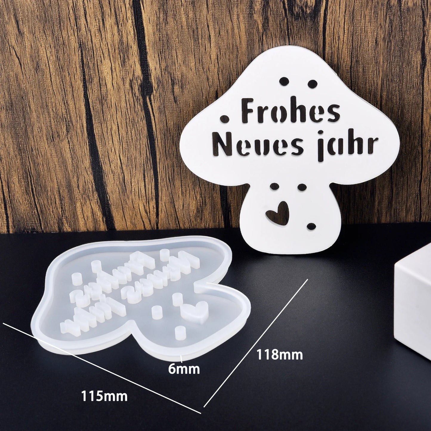 Pilz-Silikonform mit Schriftzug Frohes Neues Jahr und kleinen Herzöffnungen, inklusive Maßangaben